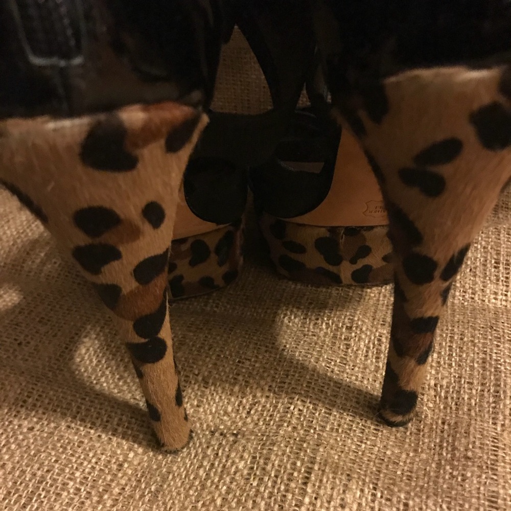 Bebe (Kardashian) Black & Animal Print Sandals - Picture 4 of 8